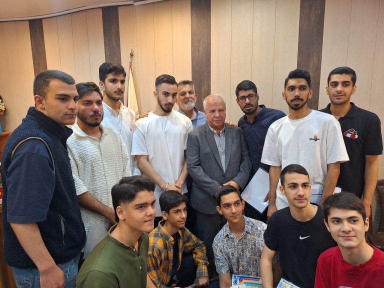 مراسم تقدیر از برترین های ورزشی متوسطه یک و دو با حضور اسطوره فوتبال ایران آقای علی پروین